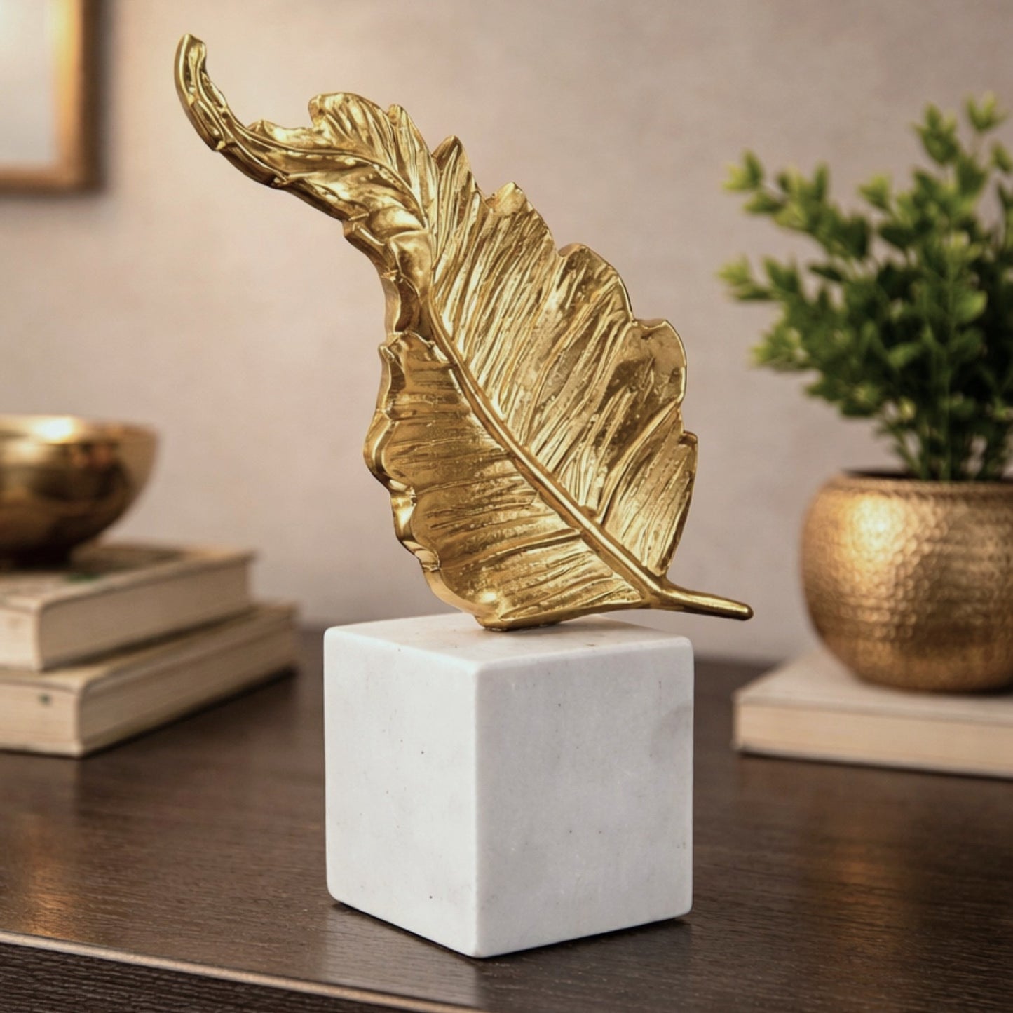 Hoja Decorativa de Aluminio Dorado con Mármol 22 cm
